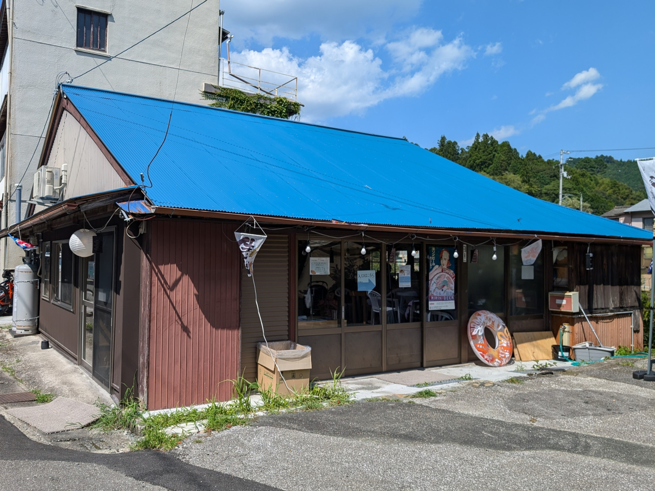 汗見川食堂カドヤ外観（夏）