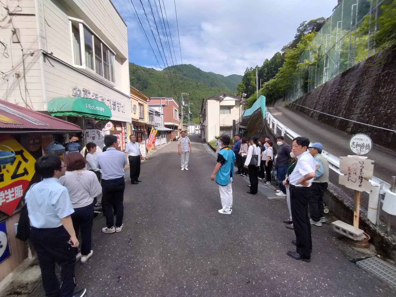 土佐れいほく地域を訪れ、現地の説明を聞く様子